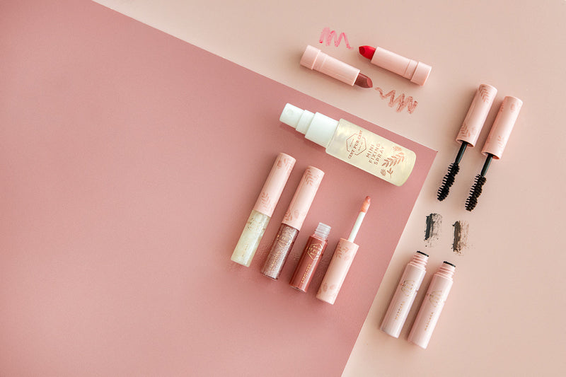 Reizen zonder stress: deze travel size essentials mogen niet ontbreken in jouw make-up tas.